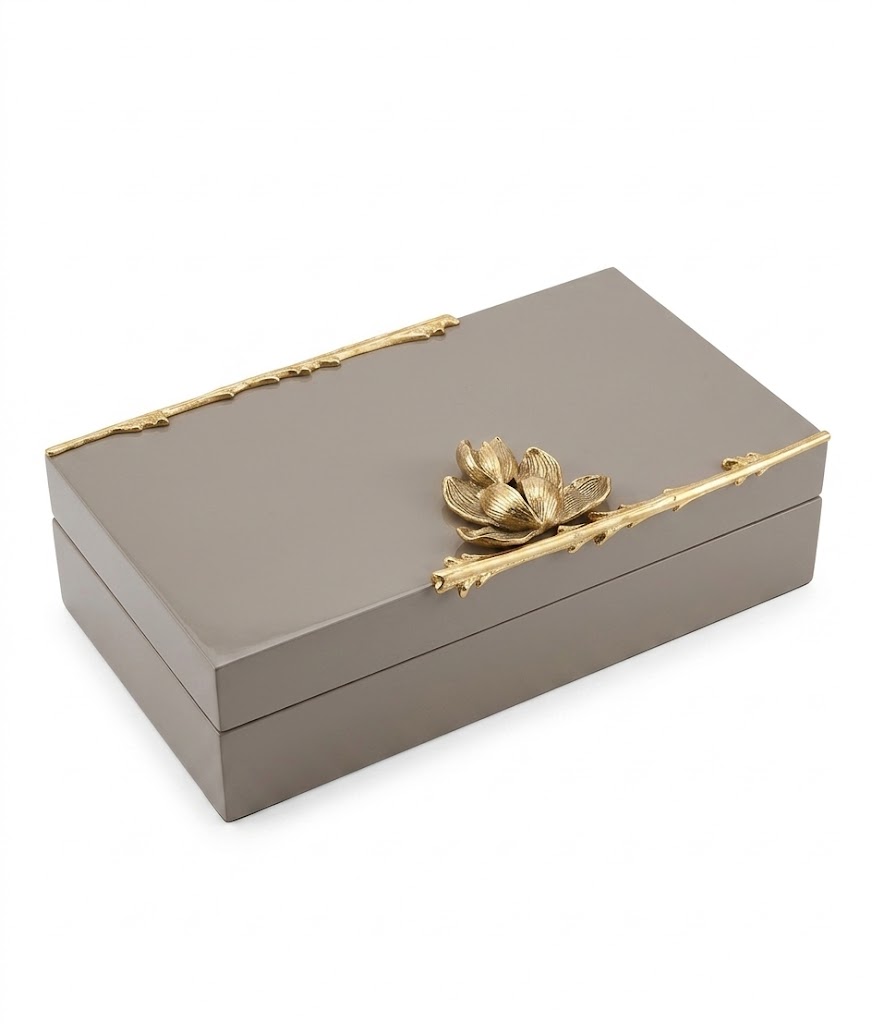 Caixa decorativa com flor de latão dourado