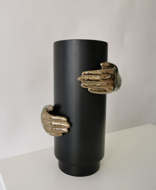 Jarra com mãos decorativas