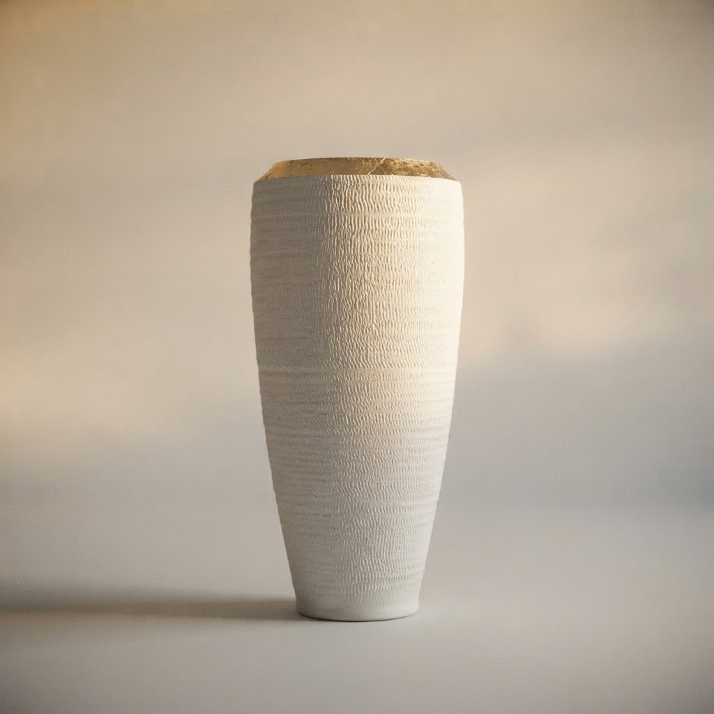 Jarrão branco texturado com topo dourado