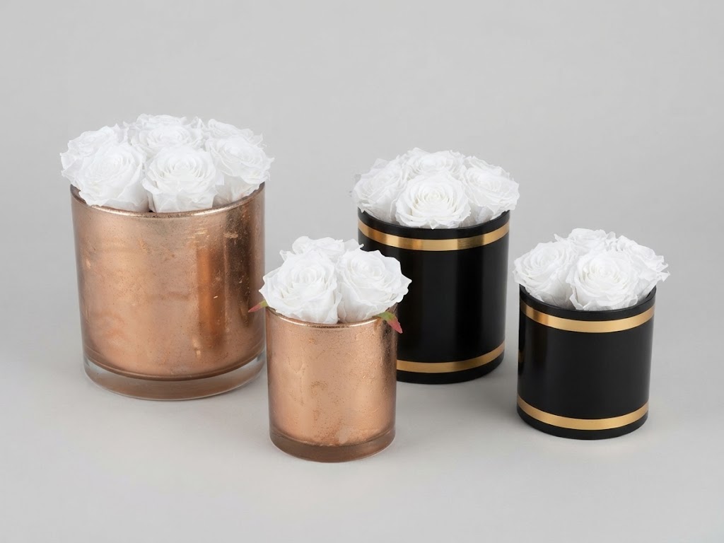 Arranjo rosas brancas em folha ouro